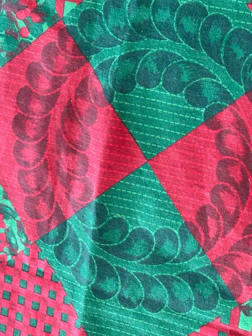 Holiday Country Patchwork Print Tablecloth in Red & Green Rectangle